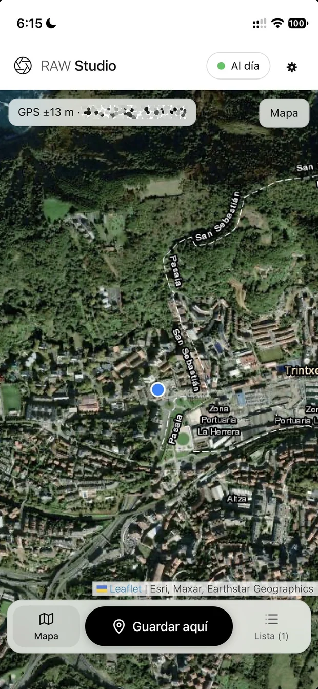 La aplicación en el iPhone: mapa satélite con la posición actual y el botón Guardar aquí