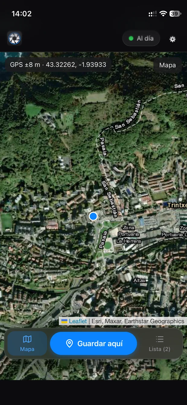 La aplicación en el iPhone: mapa satélite con la posición actual y el botón Guardar aquí