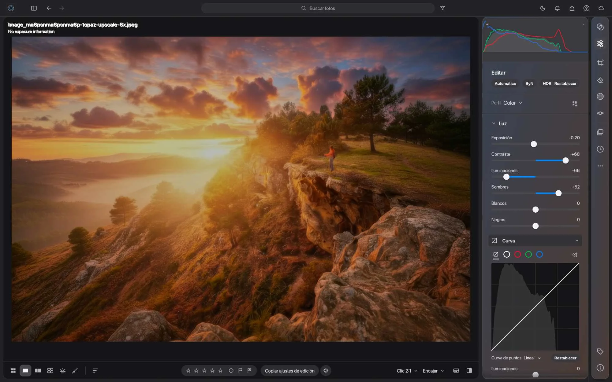 Módulo de revelado de RAW Studio: fotografía a pantalla grande con el panel de ajustes de luz, color y detalle a la derecha